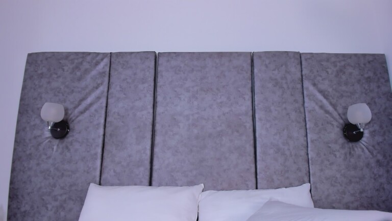 Tharaa24's Streamate show and profile