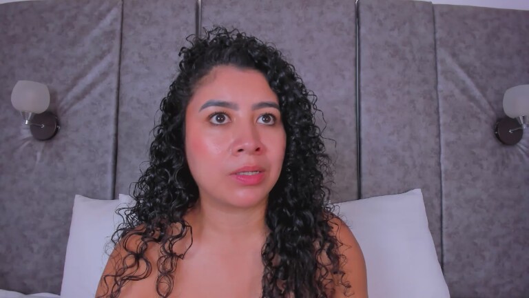 Tharaa24's Streamate show and profile