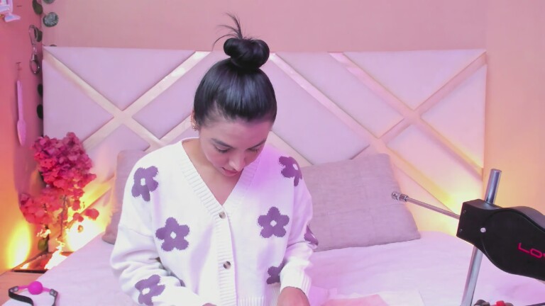 SaraSstonee's Streamate show and profile