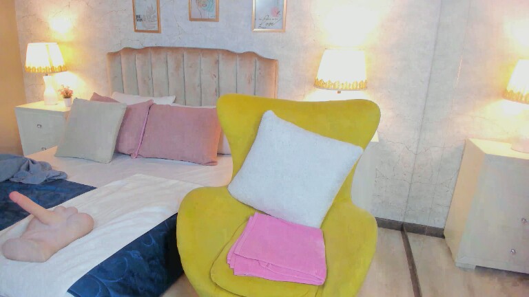 MoulinLamour's Streamate show and profile