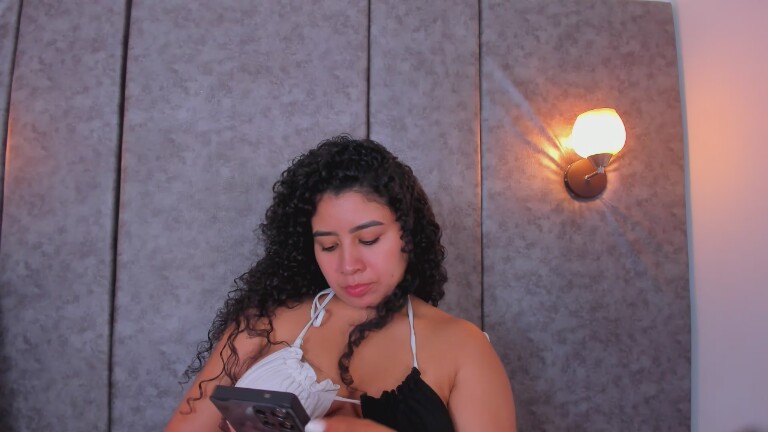 Tharaa24's Streamate show and profile