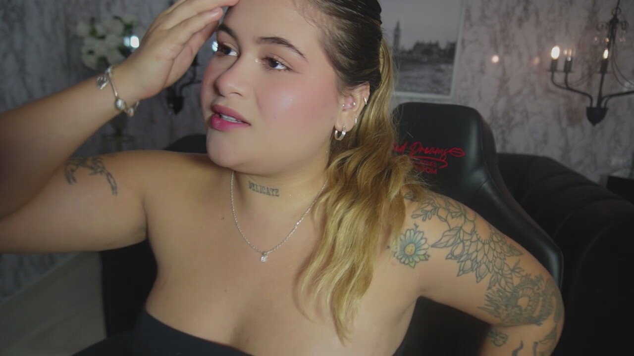Ela_Curvy